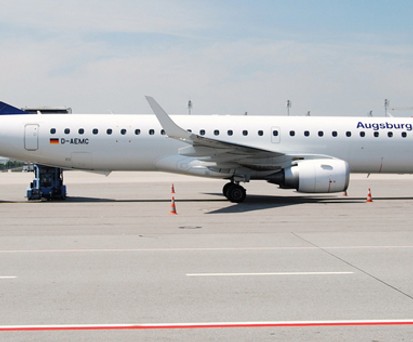 Augsburg Airways wurde 1980 unter dem Namen Interot Airservice in Augsburg gegründet. 1996 benannte sie sich um und wurde Mitglied des Regionalverbundes «Team Lufthansa». Ab 2003 war sie mit Lufthansa-Flugnummern unterwegs. Als Lufthansa die Zusammenarbeit aufkündigte, ging es bergab und Augsburg Airways stellte den Flugbetrieb Ende Oktober 2013 ein.