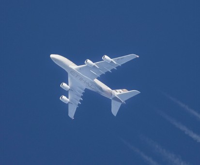 Flieger am Himmel: Die Emissionen werden weniger.