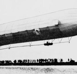 Erstflug am 2. Juli 1900: LZ1 startete von einem Ponton auf dem Bodensee und flog 18 Minuten.