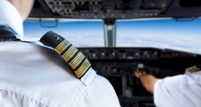 Piloten in einem Cockpit: In den USA steht ein Fake-Pilot vor Gericht.