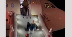Evakuierung des AIrbus A321 Neo von Frontier Airlines: Viele nehmen ihr Gepäck mit.