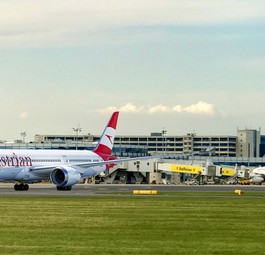 Boeing 787 in Austrian-Airlines-Lackierung in Wien: Die Lufthansa-Tochter bekommt neue Langstreckenjets.