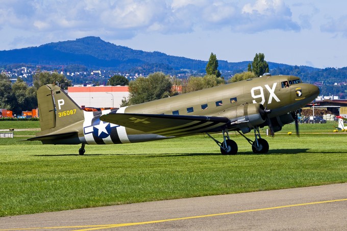 Eine Douglas DC-3 im Look der U.S. Air Force ...