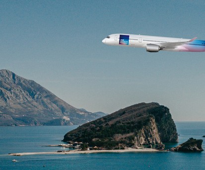 Flugzeug von Air Montenegro über der Küste.