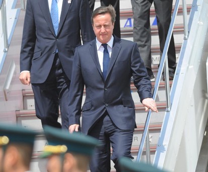David Cameron bei der Ankunft am Flughafen in Tokio: Er reiste mit der 747 von Sonangol.