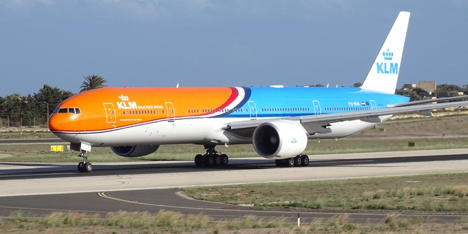 Die Boeing 777 mit dem Kennzeichen PH-BVA von KLM in ihrer neuen Lackierung mit dem Namen Orang Pride. Der Jet ...