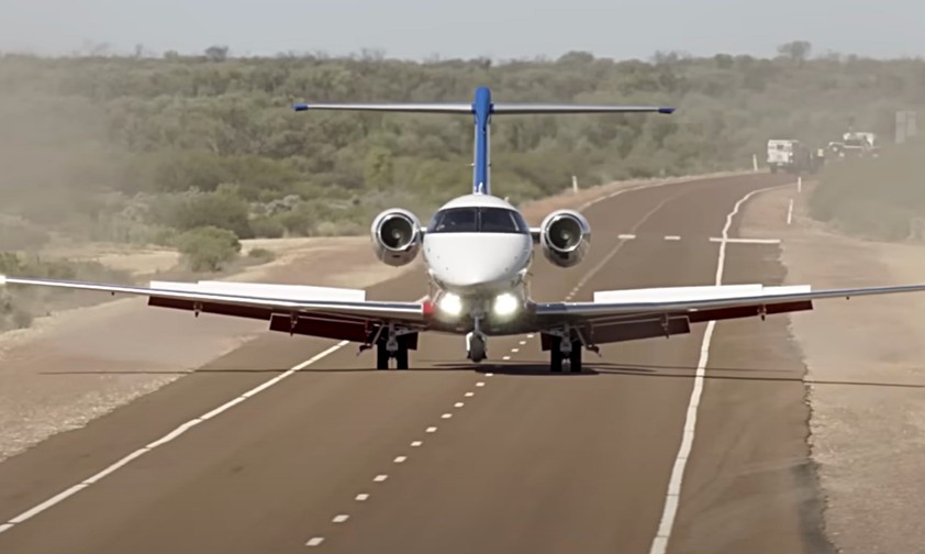 Hier landet ein Pilatus PC-24 auf der Straße