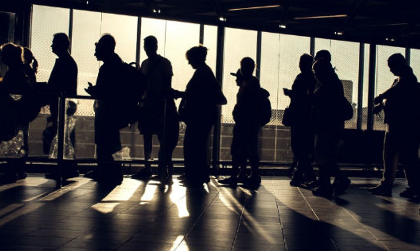 Lange Warteschlangen beim Boarding: Das Anstehen könnte dank einer simplen Methode bald ein Ende haben.