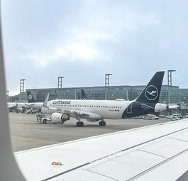 Lufthansa-Airbus A320 aus einem Flugzeug: Am 13. und 14. April fallen hunderte Flüge aus.