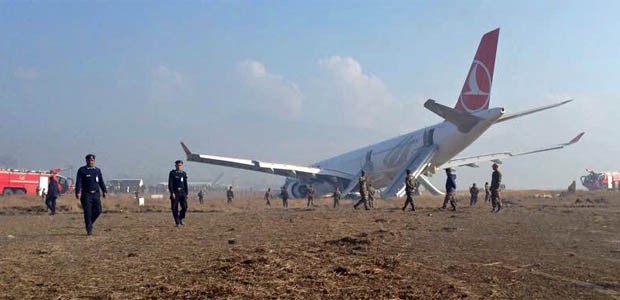 Der verunglückte Airbus A330 von Turkish Airlines: Der Jet blockiert die Piste noch immer.