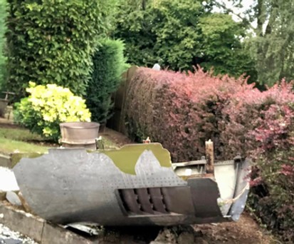 Das Teil: Zuerst aufs Garagendach und dann in den garten.