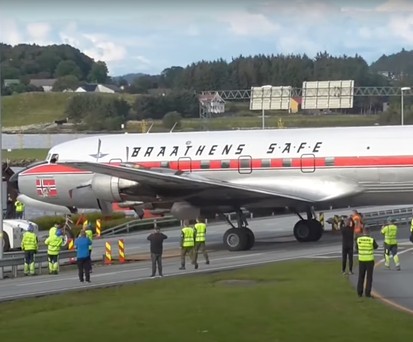 Ein Flugzeug fährt über die Autobahn