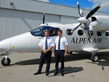 Die Gründer und Inhaber Simon Ambrosius (links) und Moritz Reuter (rechts) vor ihrer Tecnam P2012 Traveller.