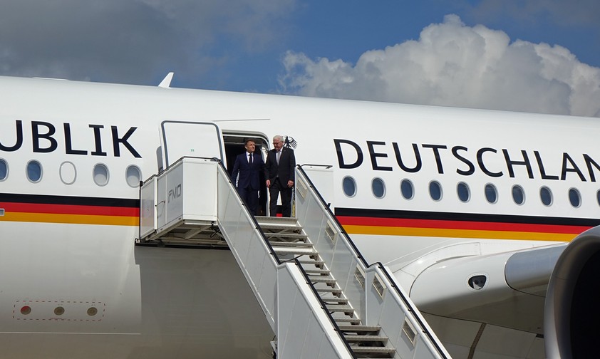 Emmanuel Macron und Frank-Walter Steinmeier steigen am Flughafen Münster/Osnabrück aus dem Airbus A350 der Flugbereitschaft.