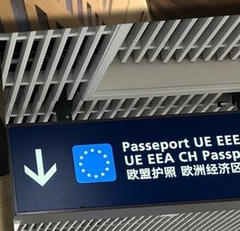 Flughafen Paris und Schild, um das es geht: Da hat sich ein Fehler eingeschlichen.