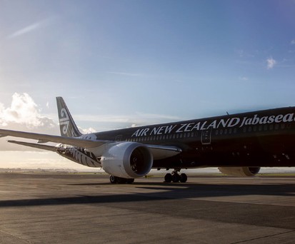 Ob der Jabaseat-Schriftzug auf der Boeing 787 von Air New Zealand aufgeklebt wurde, oder für dieses Foto am Computer entstanden ist, ist nicht ganz klar: Jab a seat bedeutet so viel wie sich einen Sitzplatz schnappen. «Jab» heißt aber auch «Impfung».