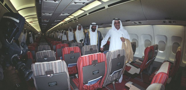 An Bord des Airbus A300B4-200 gab es zwei Klassen: First und Economy. Daneben hatte Emirates anfangs von PIA Pakistan International Airlines auch noch eine Boeing 737-300 geleast.