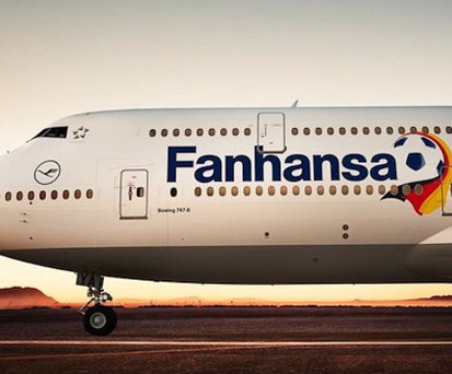 Boeing 747-8 der Lufthansa in spezieller WM-Bemalung: Sie fliegt die Mannschaft von Rio wieder nach Deutschland.