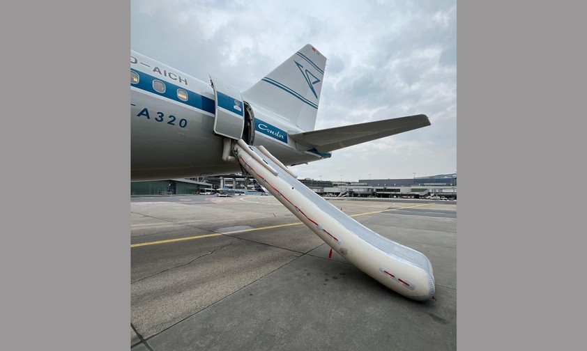 Die D-AICH nach dem Malheur in Frankfurt: Die Notrutsche des Airbus A320 löste sich.