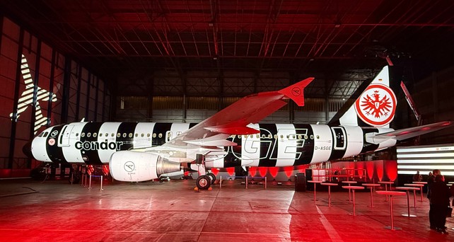 Airbus A320 von Condor: Der Airbus A320 trägt neu die Kennung D-ASGE und kommt ganz im Look von Eintracht Frankfurt daher.