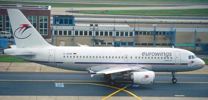 Ein Leser, der sich hinter dem Spitznamen 'Boeing 747SP' verbirgt, schreibt uns, Eurowings habe beim ersten Airbus A319 das Kennzeichen D-AKNF verwendet - als Hinweis auf den Eurowings-Gründer und -Mitinhaber Albrecht Knauf. «Wenn der Flieger mal wieder einen Technical hatte, witzelte man gerne, dass D-AKNF 'Dieser Airbus Kann Nicht Fliegen' bedeutet.»