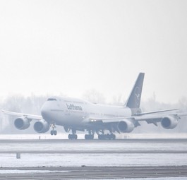 boeing 747-8 lufthansa piste schnee