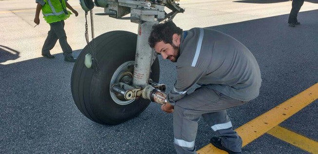 Arbeiter des Flughafens in Buenos Aires bei der Besichtigung des Fliegers.