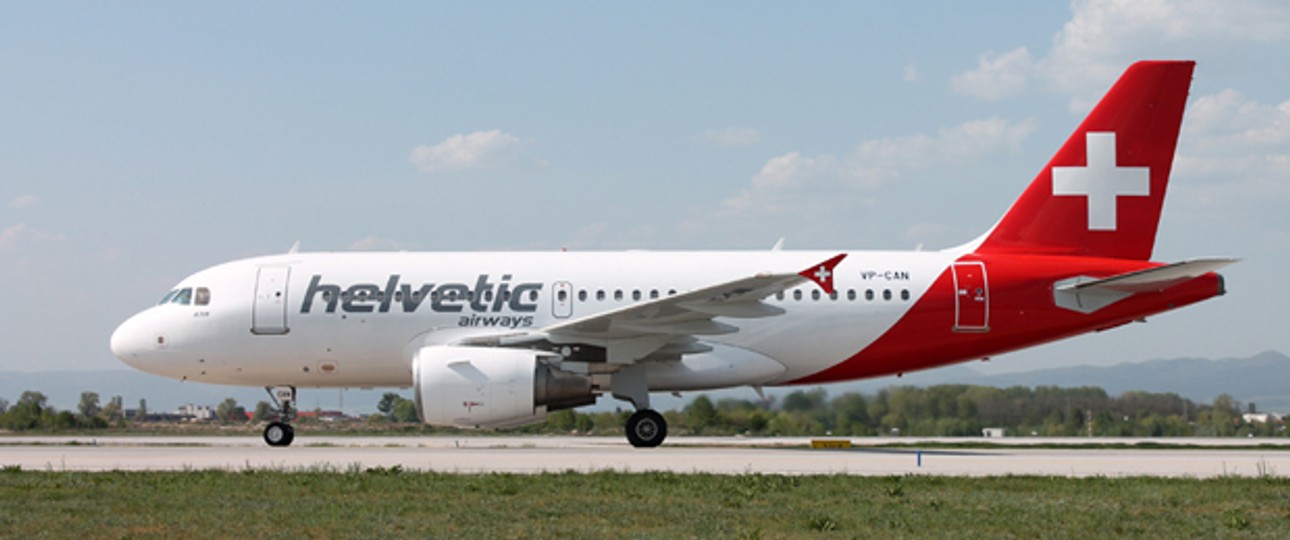Der Airbus A319 mit der alten Registrierung, aber schon im Kleid von Helvetic: Doch noch nach Zürich.