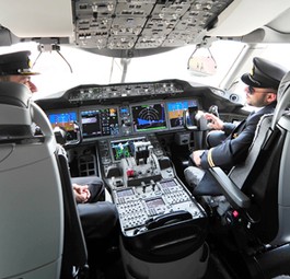 Piloten im Cockpit: Vor dem Flug noch die letzten Entscheidungen treffen.