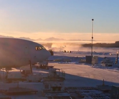 Frachter im Schnee: Besonderer Anblick