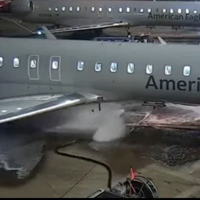 Flugzeug von American Eagle am Flughafen Dallas: Die Betankung ging schief.