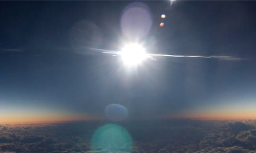Passagiere erleben Sonnenfinsternis über den Wolken