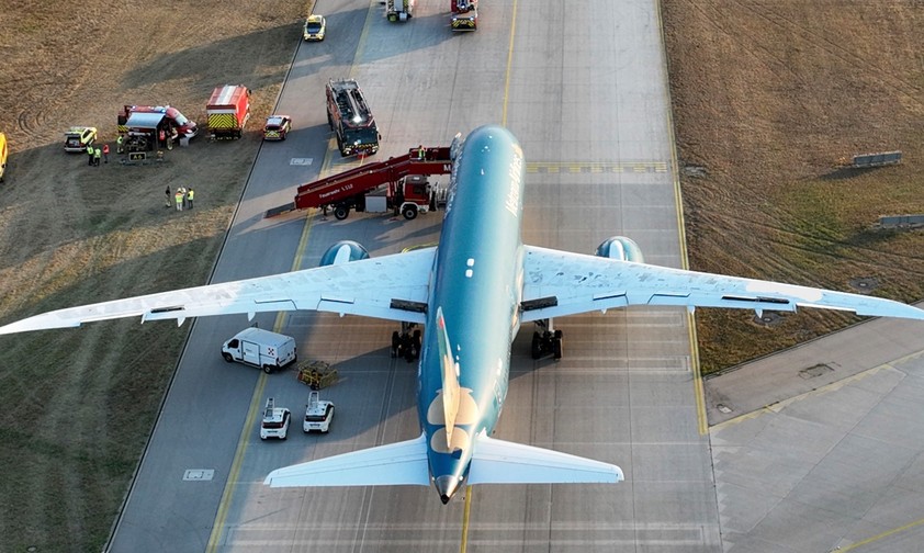 Die Boeing 787 von Vietnam Airlines nach der Landung in München: Die Blackbox wird ausgewertet.