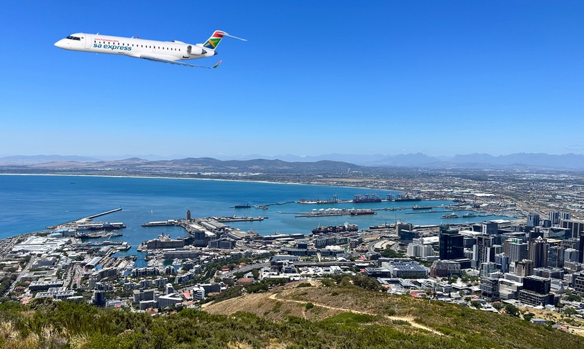 Flieger von SA Express über Kapstadt (Montage): Bald wieder Realität?