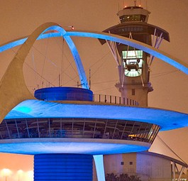 Restaurant und Tower in LAX: Kaputte Start- und Landebahn.