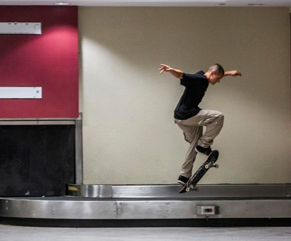 Skateboarder nehmen Flughafen in Beschlag