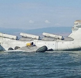 Das Bodeneffektfahrzeug oder Ekranoplan wurde im Sommer 14 Stunden lang geschleppt,...