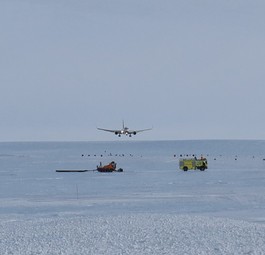 Landefreigabe erhalten: Die Boeing 767 am 26. Februar 2021 vor dem Aufsetzen.