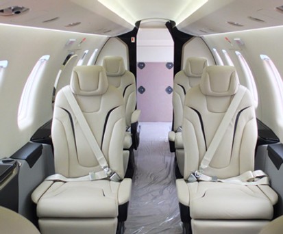Ein Blick in Prototyp Nummer drei von Pilatus' PC-24 auf der Messe Ebace in Genf: Der Andrang war groß.