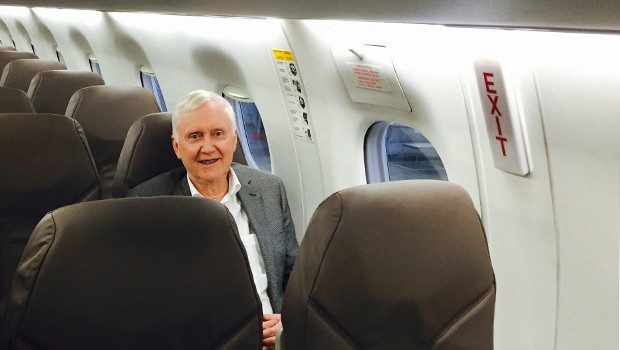 Helvetic-Besitzer Martin Ebner machte es sich bei der Besichtigung in der Economy Class bequem – allerdings in der Exit-Row mit viel Beinfreiheit.