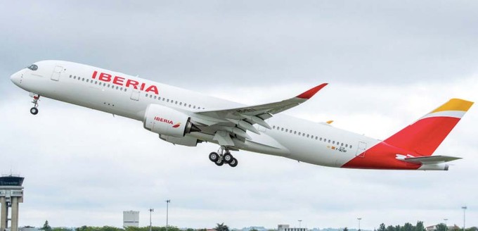 Zwar Rot statt Blau, aber dasselbe das Schema: Die Farbe wird unter dem Leitwerk noch kurz fortgesetzt. Ein Airbus A350 in den neuen Farben von Iberia.