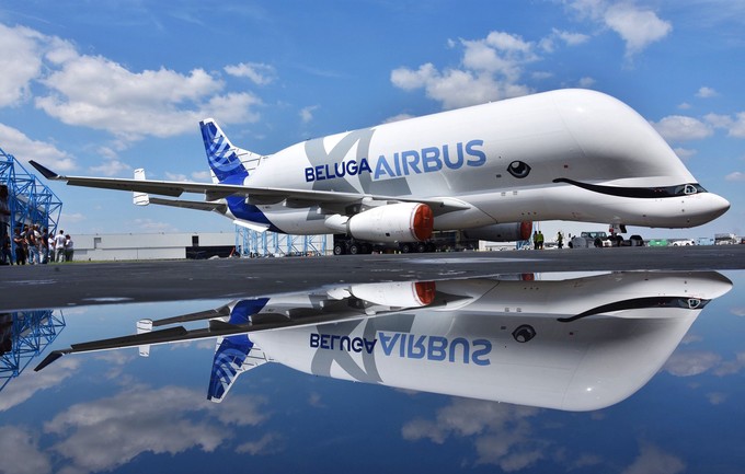 Airbus ersetzte die vom Konkurrenten gebauten Guppys für die Werkstransporte durch Belugas, Flugzeuge auf Basis des Airbus A300, benannt nach der Wal-Gattung. Mittlerweile hat der Flugzeugbauer auch dafür einen Nachfolger vorgestellt: den Beluga XL auf Basis des Airbus A330, hier im Bild zu sehen beim Roll-out in voller Lackierung im Jahr 2018.