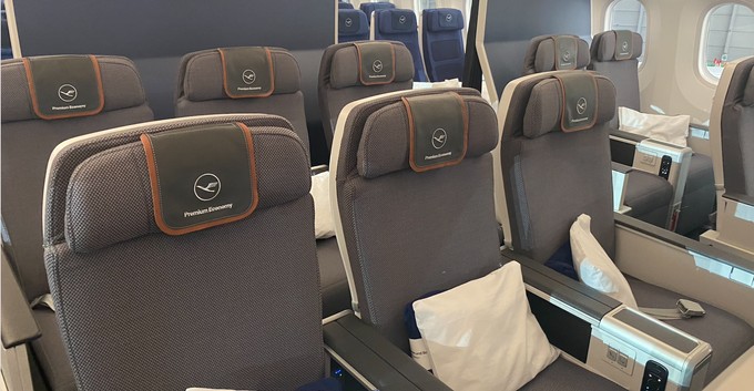 21 Sitze in der Premium Economy sind von der Economy mit einer Wand und einem Vorhang getrennt.