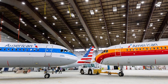 Ein Airbus A321 in Piedmont-Airlines-Bemalung (links) und einer in den Farben von PSA Airlines.