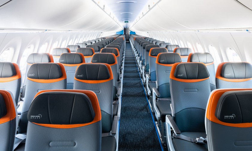 Die Kabine von Jetblues Airbus A220-300: Die Sitze mit orangenem Kopfteil...