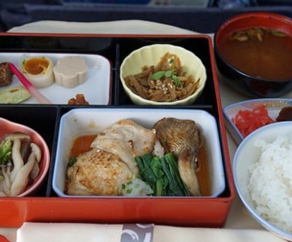 Eine so gesunde Bento-Box kommt sicher auf den ausklappbaren Tisch einer japanischen Airline, oder?