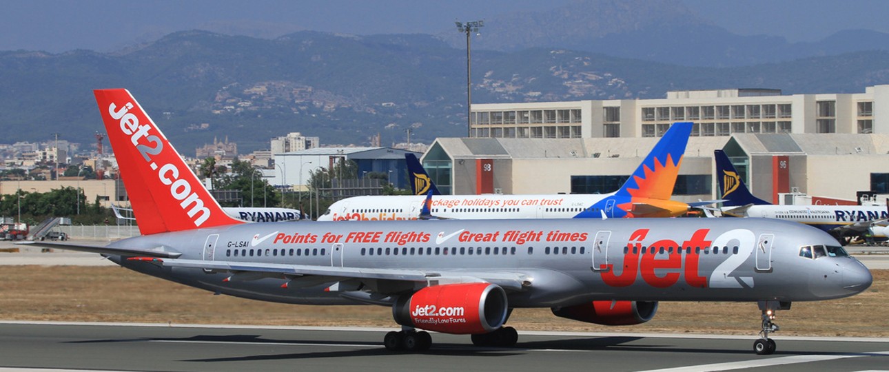 Die Boeing 757-200 mit dem Kennzeichen G-LSAI (hier zu sehen im Jahr 2013): Der Flieger ist 34,3 Jahre alt und wurde einst an China Southern ausgeliefert. Damit ist er aktuell die älteste Boeing 757, die Passagiere im Linienbetrieb befördert. Die britische Billigfluggesellschaft Jet 2 nahm die Maschine nach einer Corona-Pause im November 2021 wieder in Betrieb.