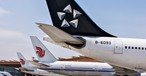 Heckflossen mit den Logos von Star Alliance und Air China: 17 Mitglieder der Allianz bedienen den Beijing Capital International Airport.