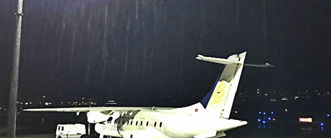 Dornier Do328 von Skywork: Die Airline steht im Regen.