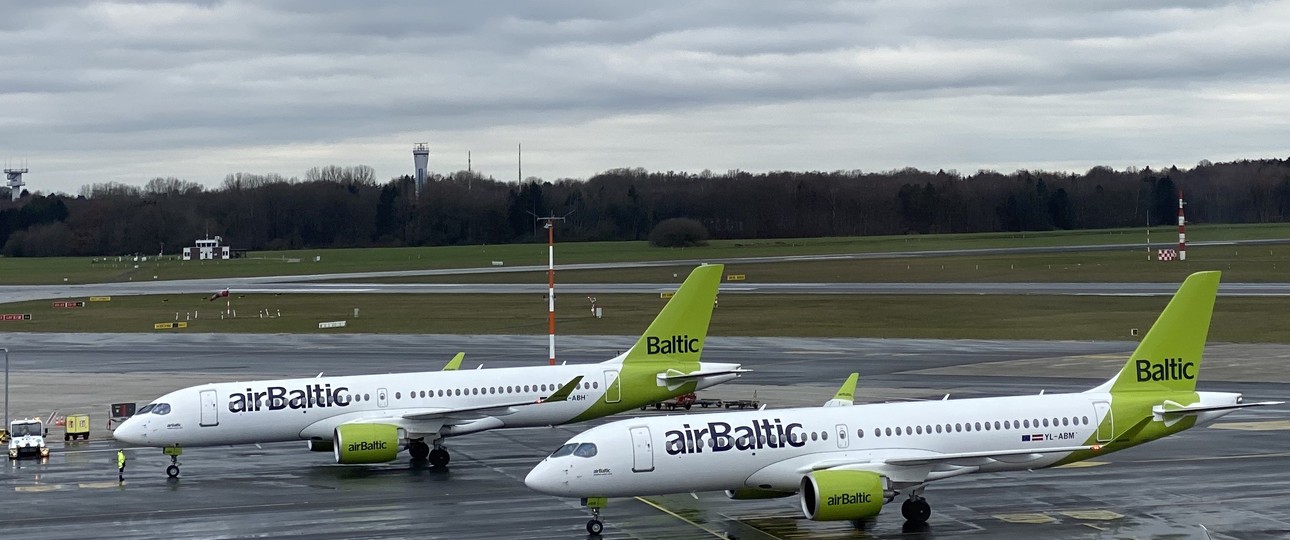 Zwei Air-Baltic-Flugzeuge: Die Airline  leidet unter einer immensen Schuldenlast.